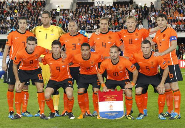 Van Persie & Van Bommel already on the plane, Bruma & Emanuelson fighting for a ticket - The 23 players Netherlands may be taking to Euro 2012
