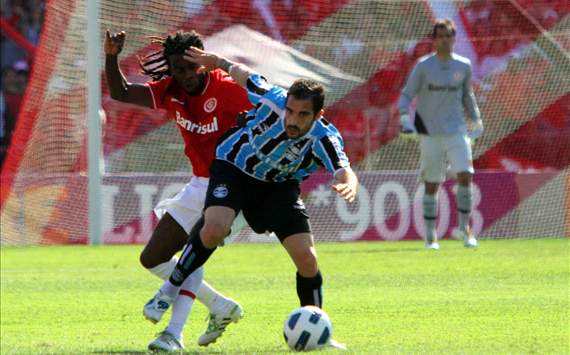 Escudero e Tinga - Internacional x Grêmio ( Crédito: Marcos Nagelstein/VIPCOMM)