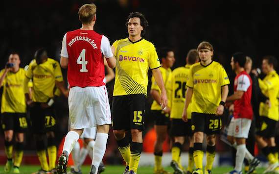 Per Mertesacker und Mats Hummels beim Shakehands