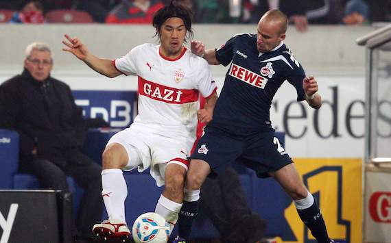 Shinji Okazaki im Zweikampf mit Miso Brecko
