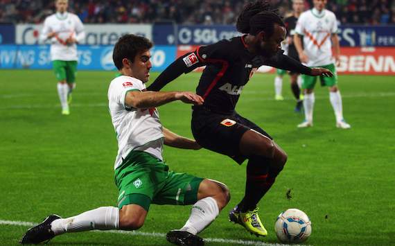 Sokratis setzt gegen Lorenzo Davids zur Grätsche an