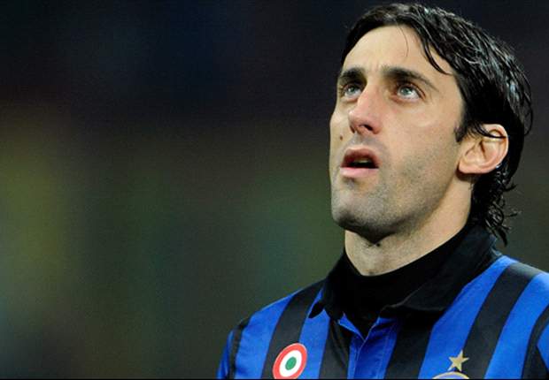 Inter's Diego Milito handed the 2011 Bidone d'Oro ahead of Juventus' Amauri and Milos Krasic