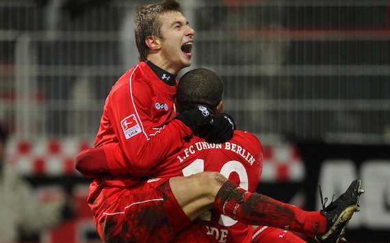 Paul Thomik und Chinedu Ede jubeln im Dress von Union Berlin