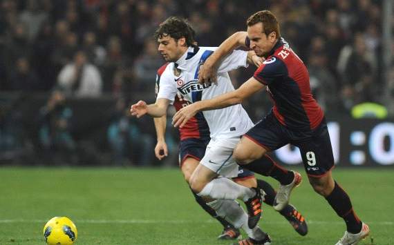 Poli contrasta Ze Eduardo in Genoa-inter (Serie A, Getty Images)