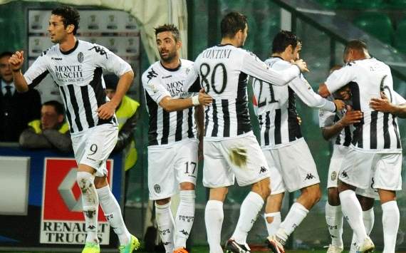 Il Siena festeggia la vittoria ai rigori contro il Palermo (Getty Images)