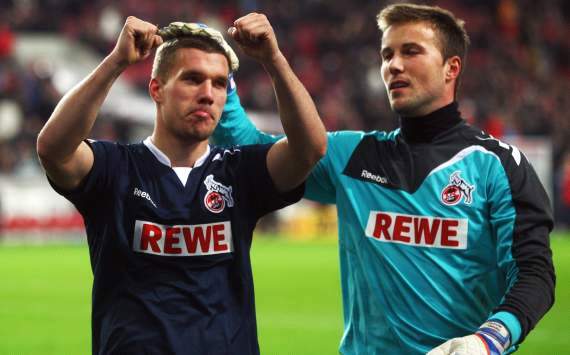 Michael Rensing und Lukas Podolski feiern