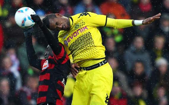 Bundesliga: Cisse und Santana im Kopfballduell