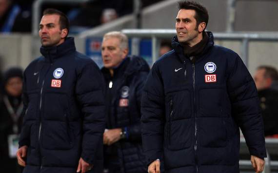 Shake-Hands im Blitzlichtgewitter: Markus Babbel und Michael Preetz begegnen sich im Olympiastadion