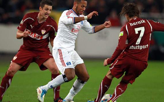 Dennis Aogo will sich den Ball erkämpfen