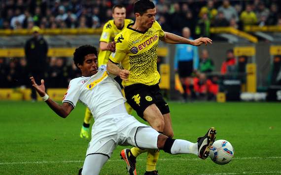 Dante spitzelt Lewandowski das Leder vom Fuß