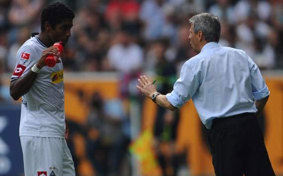 Lucien Favre und Dante tauschen sich aus