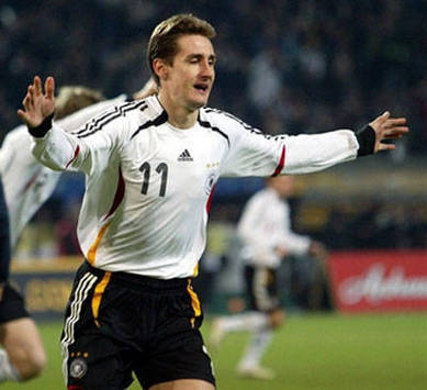 Miro Klose traf zum 3:0 gegen die USA (AFP)