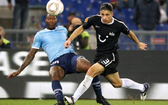 Ricardo Rodriguez im Zweikampf mit Djibril Cisse