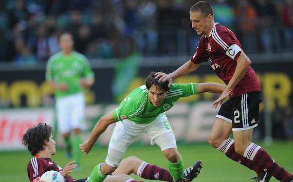 Srdjan Lakic im Duell mit Timmy Simons und Timm Klose