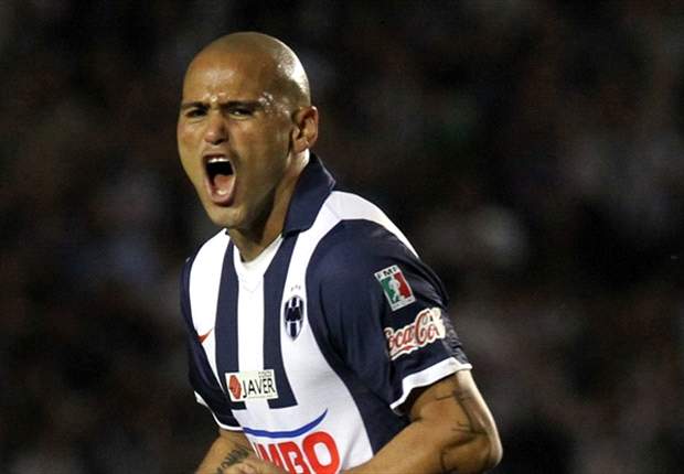 El delantero chileno Humberto Suazo se lesiona y es duda para el debut de Monterrey
