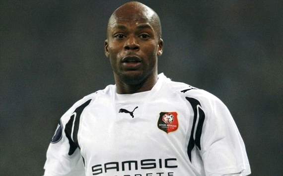 Sylvain Wiltord Gantung Sepatu