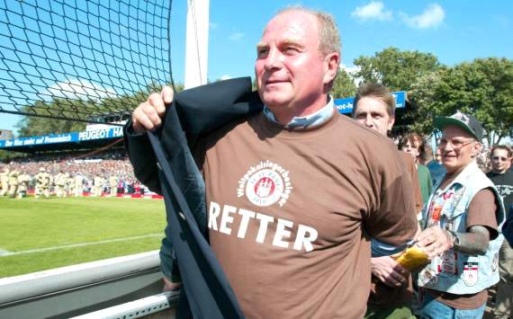 Mit einem Benefizspiel 2003 rettete Hoeneß mit dem FC Bayern den FC St. Pauli