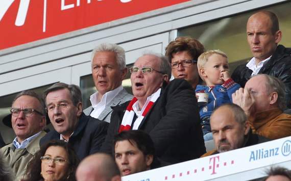 Uli Hoeneß auf der Tribüne in gutem Kreise