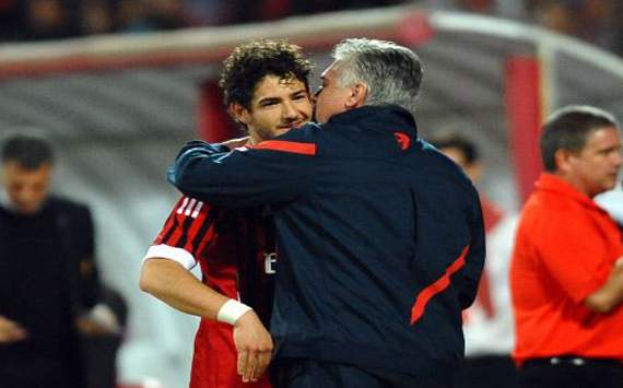 Friendly PSG - Milan, Ancelotti whispers at Pato's ear