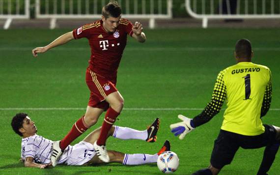 Toni Kroos (C) of Muenchen tries to score during the international friendly match between Al-Sailiya and Bayern Muenchen at the 'ASPIRE Academy