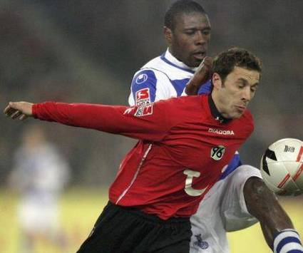 DFB-Pokal: MSV Duisburgs Idrissou gegen Hannovers Cherundolo