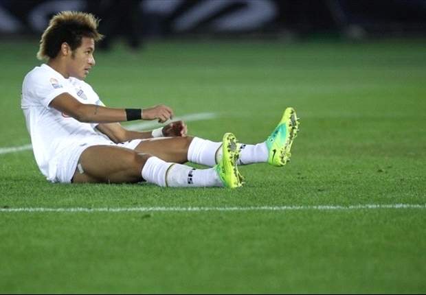 Mani sui fianchi, atteggiamento canzonatorio e dribbling irridente: Neymar si 'diverte', l'avversario lo falcia (VIDEO)