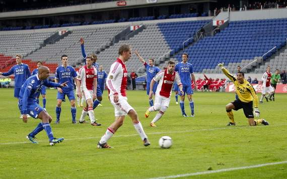 Siem de Jong scores for Ajax against AZ