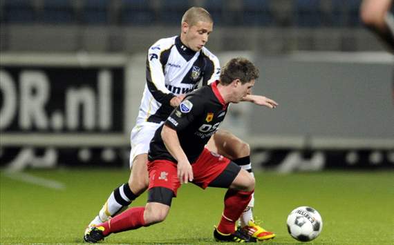 Tim Vincken in duel met Jens Janse (Excelsior - NAC Breda)