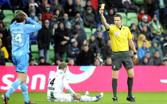 Gele kaart voor Ben Rienstra (FC Groningen - Heracles Almelo)