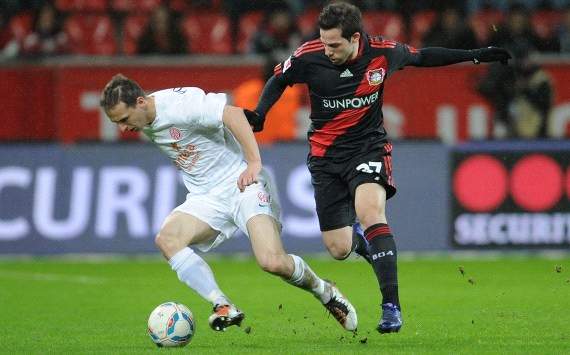 Pospech schirmt den Ball gegen Castro ab