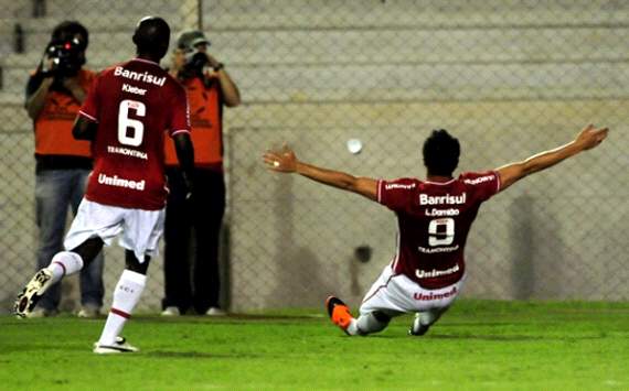 Kléber, Leandro Damião - Internacional X Once Caldas (Alexandre Lops/Divulgação)