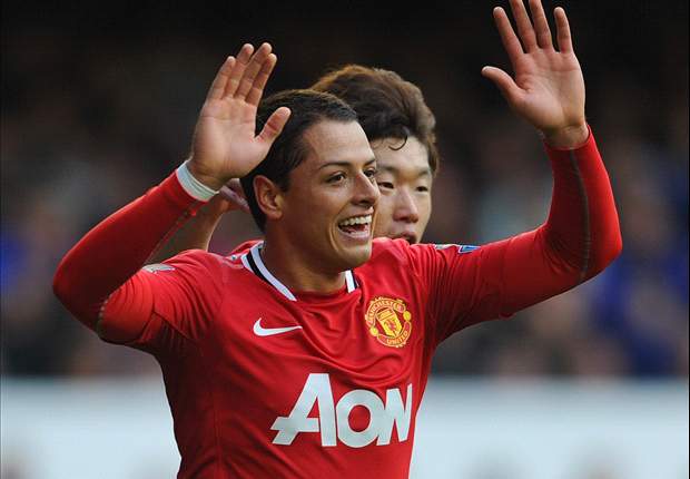 Manchester United's Javier Hernandez delighted at Ryan Giggs contract extension
