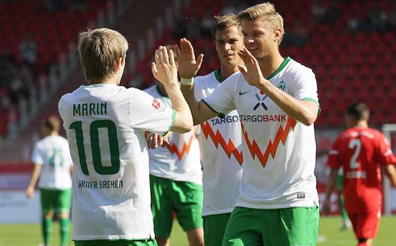Youngster Florian Hartherz klatscht mit Marko Marin ab