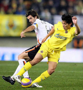 Albelda marca a Matías Fernández en el Villarreal-Valencia (AFP)