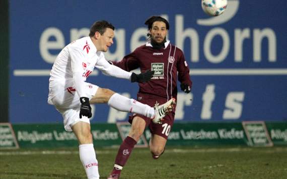 Sascha Riether schießt, Lauterns Olcay Sahan schaut nur zu