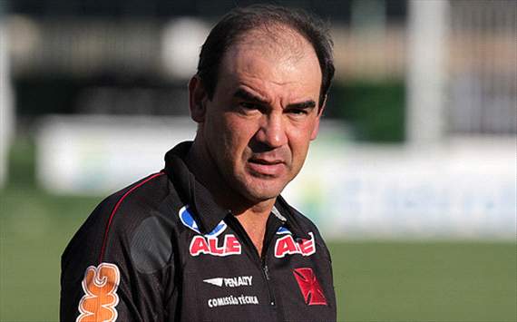 Ricardo Gomes acompanha treino do Vasco pela primeira vez após sofrer AVC