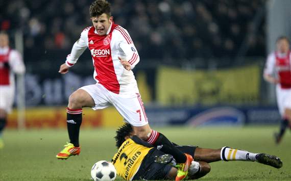 Miralem Sulejmani ontwijkt Milano Koenders (NAC Breda - Ajax)