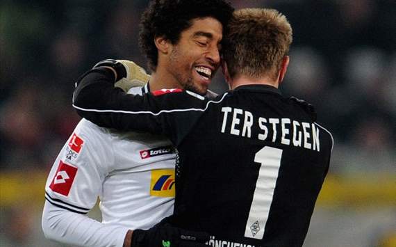 Gladbachs Dante herzt seinen Torhüter Marc-Andre ter Stegen