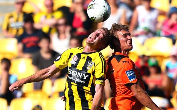 A-League - Alex Smith - Erik Paartalu - Wellington Phoenix - Brisbane Roar