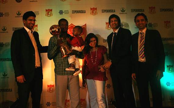 Presenting 'PFC Player of the Year 2011': Mandjou Keita along with Pune FC directors Nandan, Rajeev and Harsh Piramal  