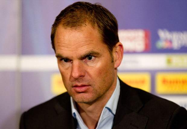 "Hiddink neemt twee lege koffers mee"
