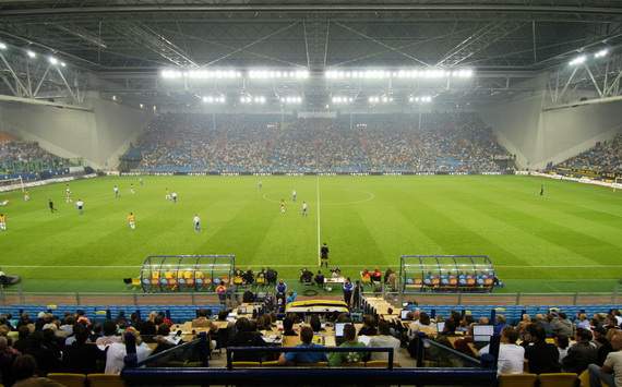 Vitesse-speler slaat met auto over de kop