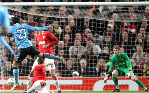 Aras Ozbiliz scoort (Manchester United - Ajax)
