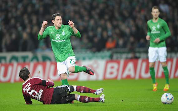 Hanno Balitsch grätscht Zlatko Junuzovic um