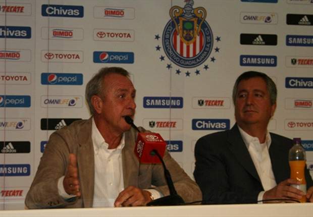Johan Cruyff abre la puerta de Chivas a los futbolistas naturalizados