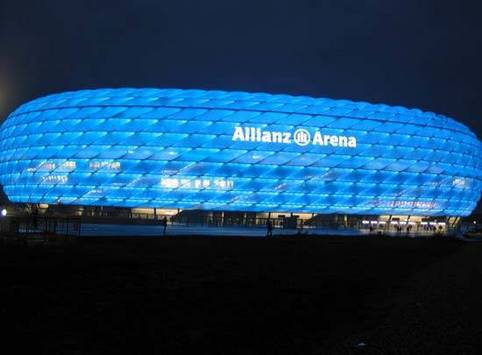 Allianz Arena mal blau (Goal.com)