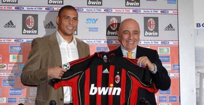 Ronaldo with new Milan jersey (Photo AC Milan)