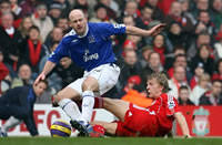 Carlsley - Kuyt - Liverpool-Everton (AFP)