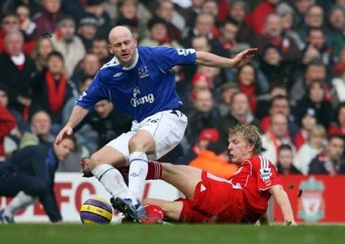 Carlsley - Kuyt - Liverpool-Everton (AFP)