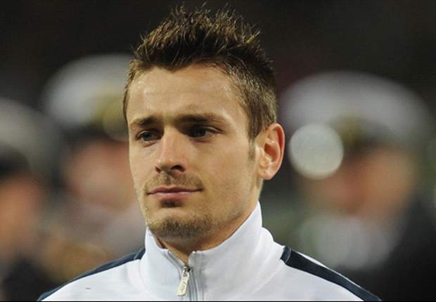 Lille urge Debuchy to remain patient as Newcastle close in